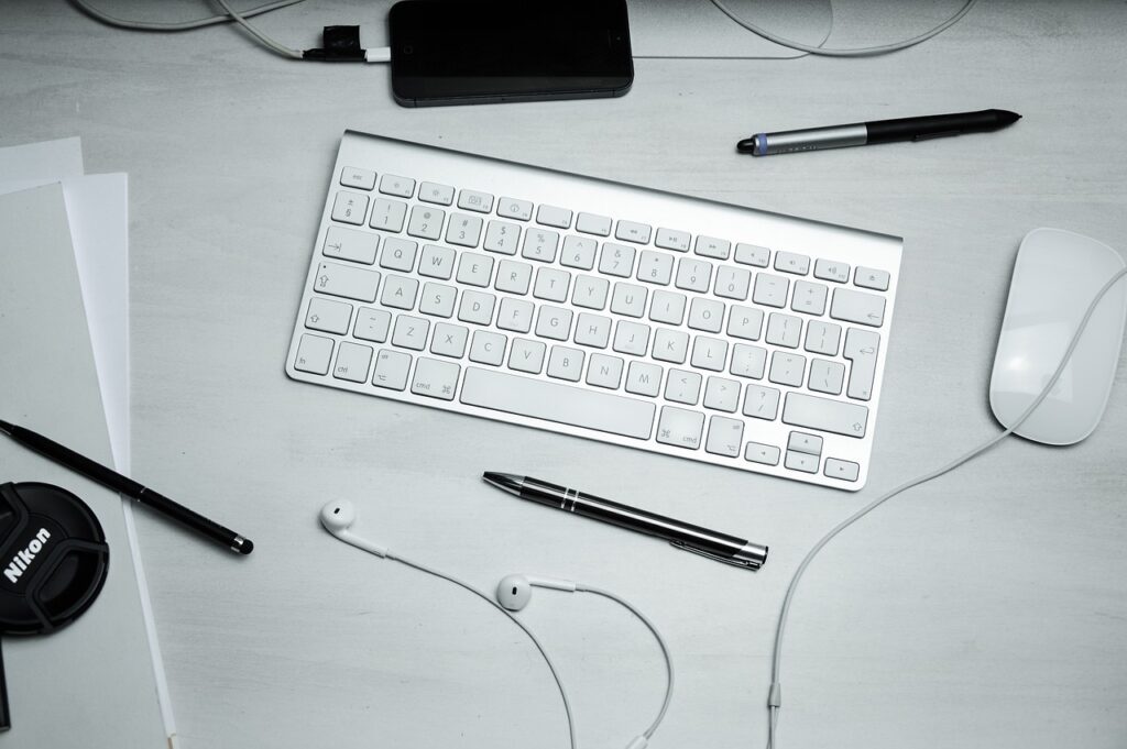 keyboard-933568_1280-1024x681 SOCIAL